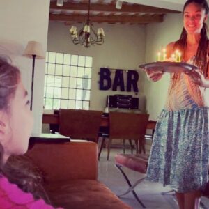Martina Gusmán Instagram - Felizzzzz vuelta al sol a la acuarianita de mi vida! 
Admiro profundamente tu libertad.. tu alegría y tu luzzzz.
¡Te amamos tanto! 💖