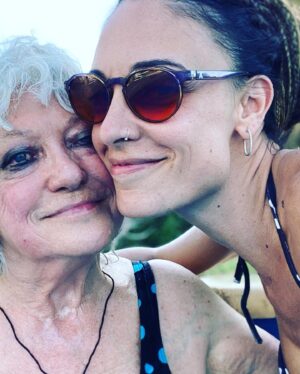 Martina Gusmán Instagram - 🌺🌺🌺🌺🌺

Últimos momentos del 2021 💓 
Despedir …💓
Agradecer …💓
Amar…💓
Intencionar 💓

Les deseo mucho amor y luz para este nuevo año. 🙌🏽💫💘