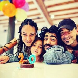 Martina Gusmán Instagram - 🎂🌈

¡A celebrar babyyyy! @mateo.trapero 
🤘🏽💥🌈💫💖