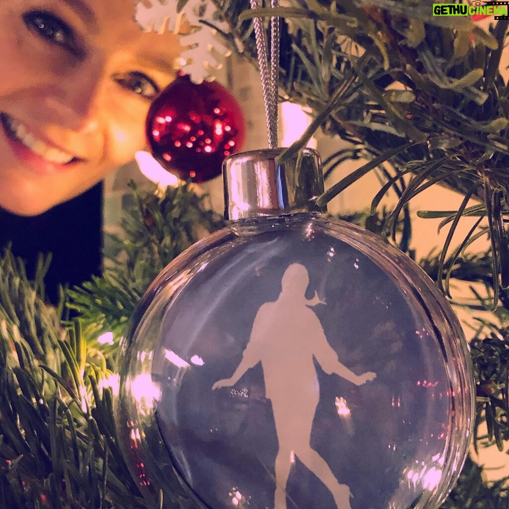 Martina Hill Instagram - 🎄Fröhliche Weihnachten ihr Lieben😗✨🌟 und Danke liebe Laura und @officialmartinahillfanclub für diese wunderschöne Christbaumkugel😘 Ich wünsche euch und euren Lieben wunderschöne Feiertage! ⭐️