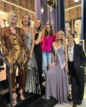 Martina Klein Instagram - Por separado creo que cada una tiene y ha tenido su brillo, su estrella, pero personalmente pienso que de lo más bonito que tenemos es lo que somos juntas. 
¡Seguimos sumando experiencias! En este caso, como invitadas al programa @maestroscostura liderado por la genial @raquelsanchezsilva . 
Un día de reencuentro como una excursión del colegio para revivir batallitas y fabricar nuevas.
@juditmasco @veroblume @laurasanchezofi @iamlauraponte @blancasuelves ¡Os quiero mucho!
¡Gracias @palomospain @lorenzocaprile @maria_escote @shineiberia por este bonito homenaje!
Mañana martes lo podeis ver en @rtve 

¿Os forrabais las carpetas con personajes de los 90’? (Modelos, actores, actrices, cantantes, deportistas)