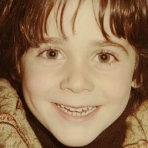 Martina Klein Instagram - Este pequeño ha cumplido 50 años y lo estamos celebrando, porque en todo este recorrido lo ha hecho muy muy bien. 
Ha cuidado y agrandado a su familia como eje principal de todas las cosas. 
Ha seguido su pasión y su vocación, y gracias a un enorme esfuerzo, sacrificio, y por supuesto, talento, lo han llevado a lo más alto. Ha sabido valorarlo, disfrutarlo y ser agradecido.
Ha respetado a todas las personas que han formado parte de su vida, por eso hoy la gente le quiere y le respeta tanto.
Y yo quiero celebrarlo porque soy espectadora y partícipe de todo el bien que genera a su alrededor. 
Feliz cumple, @alexcorretja74 mi amor, ¡qué privilegio ser tu hogar! ¡Muchas gracias por todo!
¡Sigue disfrutando de la preciosa vida que has construido! 
¡Te amamos!