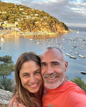 Martina Klein Instagram - Este pequeño ha cumplido 50 años y lo estamos celebrando, porque en todo este recorrido lo ha hecho muy muy bien. 
Ha cuidado y agrandado a su familia como eje principal de todas las cosas. 
Ha seguido su pasión y su vocación, y gracias a un enorme esfuerzo, sacrificio, y por supuesto, talento, lo han llevado a lo más alto. Ha sabido valorarlo, disfrutarlo y ser agradecido.
Ha respetado a todas las personas que han formado parte de su vida, por eso hoy la gente le quiere y le respeta tanto.
Y yo quiero celebrarlo porque soy espectadora y partícipe de todo el bien que genera a su alrededor. 
Feliz cumple, @alexcorretja74 mi amor, ¡qué privilegio ser tu hogar! ¡Muchas gracias por todo!
¡Sigue disfrutando de la preciosa vida que has construido! 
¡Te amamos!