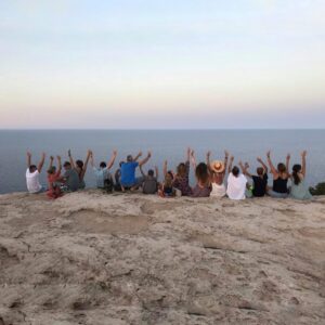 Martina Klein Instagram - Este pequeño ha cumplido 50 años y lo estamos celebrando, porque en todo este recorrido lo ha hecho muy muy bien. 
Ha cuidado y agrandado a su familia como eje principal de todas las cosas. 
Ha seguido su pasión y su vocación, y gracias a un enorme esfuerzo, sacrificio, y por supuesto, talento, lo han llevado a lo más alto. Ha sabido valorarlo, disfrutarlo y ser agradecido.
Ha respetado a todas las personas que han formado parte de su vida, por eso hoy la gente le quiere y le respeta tanto.
Y yo quiero celebrarlo porque soy espectadora y partícipe de todo el bien que genera a su alrededor. 
Feliz cumple, @alexcorretja74 mi amor, ¡qué privilegio ser tu hogar! ¡Muchas gracias por todo!
¡Sigue disfrutando de la preciosa vida que has construido! 
¡Te amamos!