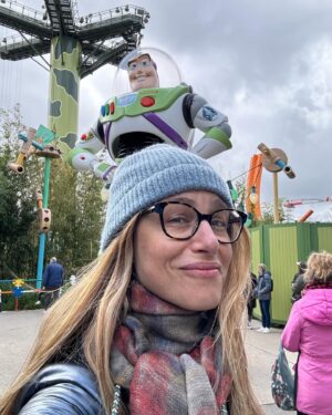 Martina Klein Instagram - Venía diciendo, hasta que instagram ha decidido publicar mi carrusel sin texto (qué rabia da eso) que han sido unos días increíbles para toda la familia en #DisneylandParis. 
Personalmente era mi primera vez en Disney y he tenido la enorme suerte de estrenarme por la puerta grande en el universo de la fantasía gracias a @Disneydestinos y sus hadas madrinas 🧚🏿🧚🏾‍♀️🧚🏼‍♂️, que nos han cuidado tan bien y nos han hecho multiplicar por mil la intensidad de la experiencia. 
Nos volvemos muy felices y agradecidos y ojalá sea hasta muy pronto.