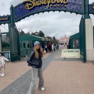 Martina Klein Instagram - Venía diciendo, hasta que instagram ha decidido publicar mi carrusel sin texto (qué rabia da eso) que han sido unos días increíbles para toda la familia en #DisneylandParis. 
Personalmente era mi primera vez en Disney y he tenido la enorme suerte de estrenarme por la puerta grande en el universo de la fantasía gracias a @Disneydestinos y sus hadas madrinas 🧚🏿🧚🏾‍♀️🧚🏼‍♂️, que nos han cuidado tan bien y nos han hecho multiplicar por mil la intensidad de la experiencia. 
Nos volvemos muy felices y agradecidos y ojalá sea hasta muy pronto.