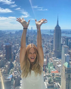 Martina Klein Instagram - Nueva York 🗽en una semana es un plan ambicioso y ansioso. En un recap no me cabe, haré dos.
1 y 2- Visita al SUMMIT🏙️. “Abarrotao” pero vale la pena. Siempre hay un rascacielos de moda que ofrece una nueva perspectiva, los americanos estas cosas las hacen muy bien. Lo de hacer espectáculo.
3, 4 y 5 - cruzar el puente de Brooklyn desde Brooklyn a Manhattan es obligatorio, y muy recomendable al atardecer. Todo es fotogénico. Cruzarlo con el mayor club de fans de @pecachin (su flia❤️) une mucho ¡Vamos Pedri!
6 y 7- Central Park en Bicicleta con las mejores compañeras de viaje 💕. Haciendo picnic, persiguiendo ardillas 🐿️ (otros años también ratas 🐀, para una miope🤓 eso puede ser un problemilla, pero he de admitir que este año se nota que hay menos)
9 y 10 - cuando su trabajo nos lo permite, incorporamos a nuestro chico a los planes @alexcorretja74 💕. Las noches eran suyas y tuvimos el enorme honor de volver a ver al @elmagopopoficial , ¡esta vez en Broadway! y como era el último día allí y están viviendo un año increíble, ¡mirad cómo estaba Antonio de emocionado! Nada es imposible y lo están demostrando con magia y mucho esfuerzo (bravo @maglari  también 👏🏼👏🏼👏🏼)