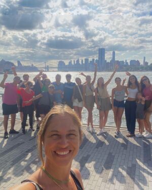 Martina Klein Instagram - Nueva York 🗽en una semana es un plan ambicioso y ansioso. En un recap no me cabe, haré dos.
1 y 2- Visita al SUMMIT🏙️. “Abarrotao” pero vale la pena. Siempre hay un rascacielos de moda que ofrece una nueva perspectiva, los americanos estas cosas las hacen muy bien. Lo de hacer espectáculo.
3, 4 y 5 - cruzar el puente de Brooklyn desde Brooklyn a Manhattan es obligatorio, y muy recomendable al atardecer. Todo es fotogénico. Cruzarlo con el mayor club de fans de @pecachin (su flia❤️) une mucho ¡Vamos Pedri!
6 y 7- Central Park en Bicicleta con las mejores compañeras de viaje 💕. Haciendo picnic, persiguiendo ardillas 🐿️ (otros años también ratas 🐀, para una miope🤓 eso puede ser un problemilla, pero he de admitir que este año se nota que hay menos)
9 y 10 - cuando su trabajo nos lo permite, incorporamos a nuestro chico a los planes @alexcorretja74 💕. Las noches eran suyas y tuvimos el enorme honor de volver a ver al @elmagopopoficial , ¡esta vez en Broadway! y como era el último día allí y están viviendo un año increíble, ¡mirad cómo estaba Antonio de emocionado! Nada es imposible y lo están demostrando con magia y mucho esfuerzo (bravo @maglari  también 👏🏼👏🏼👏🏼)
