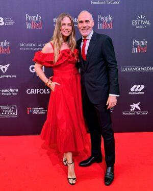 Martina Klein Instagram - Seguimos creciendo con la gala @peopleinredgala ❤️ y apoyando el trabajo de @bonaventura_clotet que anoche nos volvió a reunir con una hermosa Barcelona bajo nuestros pies para dar visibilidad a la importancia de la investigación, la prevención y la cura de las infecciones. 
Un enorme honor formar parte desde hace tantos años de este fantástico evento lleno de sensibilidad, donde nos sentimos como en familia, muy especialmente gracias a ti, @janandreu_ . Fue un privilegio y un placer compartir mesa contigo y los tuyos.
¡Muchas gracias!

Mi look rojo es de @carolinaherrera con maquillaje de @diorbeauty por @noeminohales 
Y Alex muy bien asesorado, como siempre, por @alislife9 y Adolfo de @luxurypurpleclubmadrid