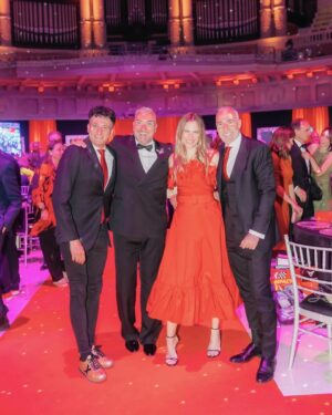 Martina Klein Instagram - Seguimos creciendo con la gala @peopleinredgala ❤️ y apoyando el trabajo de @bonaventura_clotet que anoche nos volvió a reunir con una hermosa Barcelona bajo nuestros pies para dar visibilidad a la importancia de la investigación, la prevención y la cura de las infecciones. 
Un enorme honor formar parte desde hace tantos años de este fantástico evento lleno de sensibilidad, donde nos sentimos como en familia, muy especialmente gracias a ti, @janandreu_ . Fue un privilegio y un placer compartir mesa contigo y los tuyos.
¡Muchas gracias!

Mi look rojo es de @carolinaherrera con maquillaje de @diorbeauty por @noeminohales 
Y Alex muy bien asesorado, como siempre, por @alislife9 y Adolfo de @luxurypurpleclubmadrid