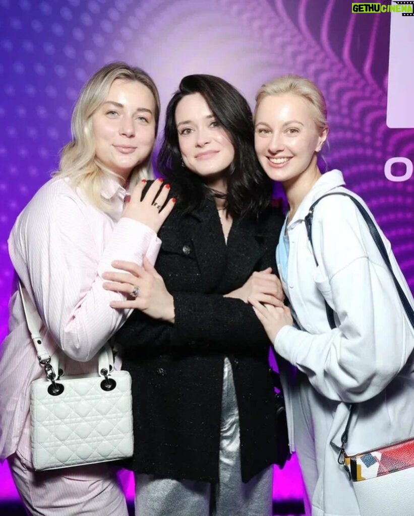 Marusya Klimova Instagram - С днем рождения, @kion.ru 🥳 Собрал всех друзей в одном месте, все обняты и я счастлива 😊