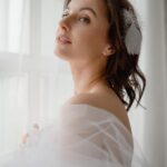 Marusya Klimova Instagram - 🤍 Одним прекрасным утром ты проснешься от пения птиц и прохладного ветерка на лице, форточка открыта, ты жмуришься от солнца, пылинки кружатся в луче, заблудившимся в шторах. С кухни доносится аромат свежесваренного кофе и тостов, никуда не надо и можно валяться весь день. Снова Май. Снова тепло. Ощущение детства и каникул. Свободы. Все впреди. Фото @kseniya.pecherskih Стилист и автор видео @tsareva.beauty #нежность #вкадре #утро #свет #актриса #марусяклимова