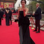 Marusya Klimova Instagram - Красная дорожка церемонии закрытия 46-го ММКФ Мой первый и такой шикарный выход в свет в новом образе 🖤 Фото @temerina @genavramenko Как вам преображение? Команда: Укладка @alteregoitaly.ru @ira.rusnak.hair Макияж @rbg.ru @alla_beauty_make @salondolores Платье Бренда: @vivavoxofficial @fashionhubrussia @umagazine Спасибо @lili_klassen @dasha_ermakova @yasha_klassen13 @pritulenkopr
