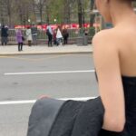 Marusya Klimova Instagram - Красная дорожка церемонии закрытия 46-го ММКФ Мой первый и такой шикарный выход в свет в новом образе 🖤 Фото @temerina @genavramenko Как вам преображение? Команда: Укладка @alteregoitaly.ru @ira.rusnak.hair Макияж @rbg.ru @alla_beauty_make @salondolores Платье Бренда: @vivavoxofficial @fashionhubrussia @umagazine Спасибо @lili_klassen @dasha_ermakova @yasha_klassen13 @pritulenkopr