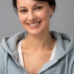 Marusya Klimova Instagram - Это видео - один из инструментов актера, чтобы познакомить индустрию кино с собой на данный момент времени. Что мы тут видим? Актриса покрасилась, сменила имидж, так сказать. Слегка набрала, нет, не веса, а жизненного опыта и сидит, отвечает на вопросы. Но в этом монтаже на 1:30 нет стройной логики и, естественно, ничего не понятно. Не переживайте, так надо. Индустрия не смотрит на смысл, главное - эмоции, как актер шевелит ртом, нет ли у него нервного тика, говора и всё ли зубы на месте. Вот и всё. Как вам?)