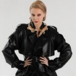 Marusya Klimova Instagram - Часть моей жизни стала неразрывно связана с красной дорожкой. Надо же. Раньше я даже не могла себе такого представить, да что там - первый раз меня невозможно было выпихнуть на нее, так было страшно. Очень страшно, что на тебя смотрят, тебя фотографируют. Мне казалось все эти люди думают: «И кто это еще такая? Что она тут забыла?» По факту они так и думали и от этого у меня был страшный ступор и мне было стыдно, что я занимаю чье-то звездное место, я думала, что всех обманула, стою такая полная дура и ворую время этих всех прекрасных людей. Прошло время и все это прекратилось в рутину, часть работы. И, просмотрев все эти кусочки, я поняла, что я в основном улыбаюсь. Почти всегда улыбаюсь. Но это все от зажима.