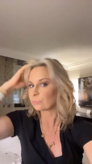 Mary Lynn Rajskub Instagram - Pre show fit #helium #standup #jokes #reels #travel #actor #gailthesnail #standupcomedy #show #fall #portland #ONENIGHTONLY #boots #falltrees #comic