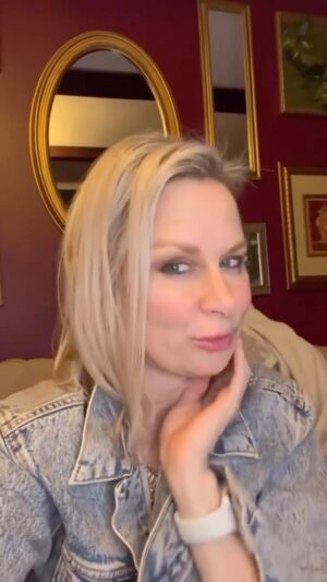 Mary Lynn Rajskub Instagram - @marylynnrajskub is excited to meet you all this weekend at Steel City Con! Get your tickets and photo ops now at steelcitycon.com🎟️

#steelcitycon #marylynnrajskub #24 #gailthesnail #alwayssunny #pittsburgh #comiccon
