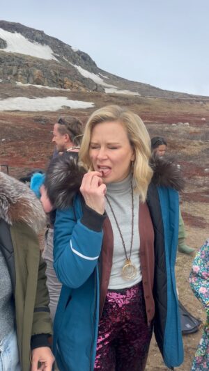 Mary Lynn Rajskub Instagram - Eating raw caribou in the Arctic @netflix @netflixca @aptn_ca @cbc #NorthofNorth #iqaluit #inuit #caribou #onlocation 🎬🎭🧊