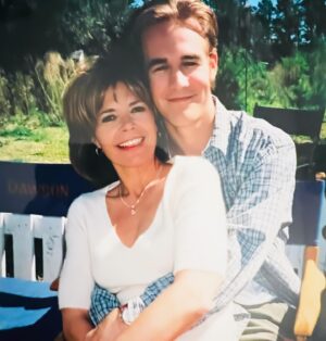 Mary-Margaret Humes Instagram - Happy Birthday Kiddo … You MAY want to check for a package on your doorstep. All my love, Mama MM ❤️ #dawsonscreek #tvfamily #foreverfriends