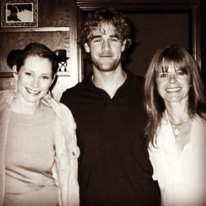 Mary-Margaret Humes Instagram - This #throwback 📸 from 2005 for no other reason than it just popped up in my #memories and made me smile this morning #behindthescenes #dawsonscreek with @meremonroe and @vanderjames #happymonday Wishing you all a week full of smiles ahead. 💜💫