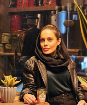 Maryam Qhajar Instagram - رها کن!
ندیدی آن‌که بیشتر فکر می‌کرد، غمگین‌تر بود؟؟!
@sansevieria.cafe 

#مريم_قجر #بازیگر #هنر #سينما #تئاتر #بازیگران #بازیگران_زن #هنری #قهوه #گل #اشعار #حس_خوب #آرامش #دوست #گرگان #گلستان #شمال #زندگی #من #انرژی_مثبت #غمگین #غم #لبخند #شاد #شادی #عکاسی