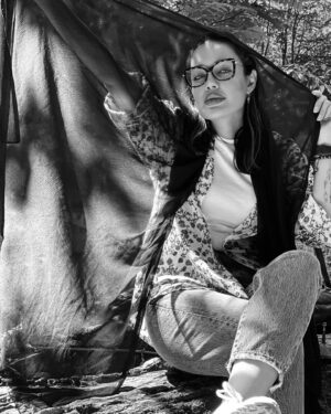 Maryam Qhajar Instagram - آینده و گذشته تمنا و حسرت است
یک کاشکی بود که به صد جا نوشته‌ایم👓

#مريم_قجر #بازیگر #بازیگران #هنر #تئاتر #سينما #ايران #هنری #بازیگران_زن #عکاسی #طبیعت #طبیعتگردی #پرتره #هنرمند #هنرمندان_ایرانی #زندگی #گرگان #گلستان #گردشگری #سفر #سفرهای_کوتاه_من #النگدره #جنگل