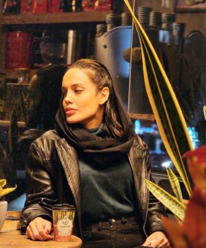 Maryam Qhajar Instagram - رها کن!
ندیدی آن‌که بیشتر فکر می‌کرد، غمگین‌تر بود؟؟!
@sansevieria.cafe 

#مريم_قجر #بازیگر #هنر #سينما #تئاتر #بازیگران #بازیگران_زن #هنری #قهوه #گل #اشعار #حس_خوب #آرامش #دوست #گرگان #گلستان #شمال #زندگی #من #انرژی_مثبت #غمگین #غم #لبخند #شاد #شادی #عکاسی