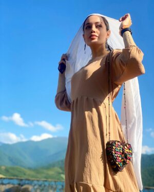 Maryam Qhajar Instagram - ماهیان را در دریا آشفته می‌کنید 
و پرندگان را در آسمان هراس‌زده، 
چنین‌اید در حالی که فانی هستید؟!
ای سخت‌رویان، اگر جاودانه بودید چه می‌کردید؟

#أبوالعلاء_المعري #مريم_قجر #بازیگر #تئاتر #سينما #زن #ايران #بازیگران #بازیگران_زن #هنر #هنری #من #زندگی #دریا #اشعار #انگیزشی #شمال #گرگان #گلستان #گردشگری #سفر #طبیعت #طبیعتگردی #طبیعت_زیبا #طبیعت_گردی