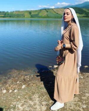 Maryam Qhajar Instagram - ماهیان را در دریا آشفته می‌کنید 
و پرندگان را در آسمان هراس‌زده، 
چنین‌اید در حالی که فانی هستید؟!
ای سخت‌رویان، اگر جاودانه بودید چه می‌کردید؟

#أبوالعلاء_المعري #مريم_قجر #بازیگر #تئاتر #سينما #زن #ايران #بازیگران #بازیگران_زن #هنر #هنری #من #زندگی #دریا #اشعار #انگیزشی #شمال #گرگان #گلستان #گردشگری #سفر #طبیعت #طبیعتگردی #طبیعت_زیبا #طبیعت_گردی