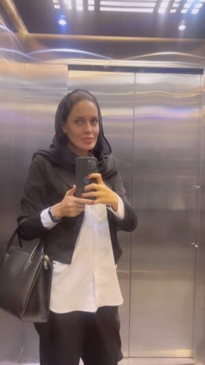 Maryam Qhajar Instagram - زیباترین حرفت را بگو
شکنجه‌ی پنهانِ سکوتت را آشکاره کن
و هراس مدار از آن که بگویند
ترانه‌یی بیهوده می‌خوانید. 

#احمد_شاملو 
#مريم_قجر