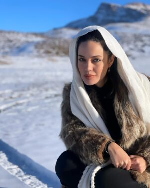 Maryam Qhajar Instagram - ‌
برف می بارید و ما خاموش
فارغ از تشویش 
نرم نرمک راه می رفتیم....

#مهدي_اخوان_ثالث #مريم_قجر #بازیگر #هنر #زن #سينما #تئاتر #برف #زمستان #بازیگران #بازی #بازیگران_زن #زندگی #هنری #بازیگران #من #گرگان #گلستان #طبیعت #طبیعت_گردی #اشعار #ايران #انرژی_مثبت #حس_خوب #آرامش #شمال #جنگل #زمستانه
