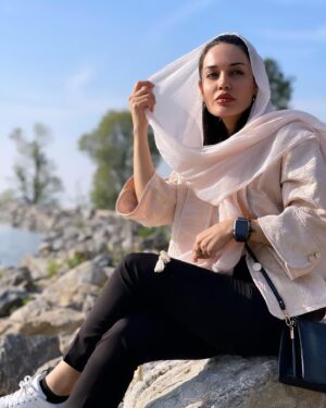 Maryam Qhajar Instagram - مهارت و آگاهی و دستاوردهای امروزم را مدیون تک تک چاه‌های عمیقی‌ام که به دفعات در آن‌ها افتادم و به مکافات بیرون آمدم. من مدیون روزهای سختی و تنهایی‌ام هستم و به عقب که نگاه می‌‌کنم و به یادآوریِ دشوارترین لحظات جهانم که می‌رسم؛ لبخند می‌زنم...
بدون شک اگر آن‌روزها نبودند، من الآن در این نقطه و با این میزان درایت و تجربه‌ی زیسته، نایستاده‌بودم و قامتِ همت و طاقتم، اینقدر بلند نبود!

#نرگس_صرافیان_طوفان #مريم_قجر #بازی #بازیگران #هنر #هنری #طبیعت #طبیعت_گردی #هنرمندان_ایرانی #زندگی #گرگان #سفر#جنگل #تئاتر #لبخند #من #بازیگر #بازیگران_زن #ايران