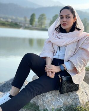 Maryam Qhajar Instagram - مهارت و آگاهی و دستاوردهای امروزم را مدیون تک تک چاه‌های عمیقی‌ام که به دفعات در آن‌ها افتادم و به مکافات بیرون آمدم. من مدیون روزهای سختی و تنهایی‌ام هستم و به عقب که نگاه می‌‌کنم و به یادآوریِ دشوارترین لحظات جهانم که می‌رسم؛ لبخند می‌زنم...
بدون شک اگر آن‌روزها نبودند، من الآن در این نقطه و با این میزان درایت و تجربه‌ی زیسته، نایستاده‌بودم و قامتِ همت و طاقتم، اینقدر بلند نبود!

#نرگس_صرافیان_طوفان #مريم_قجر #بازی #بازیگران #هنر #هنری #طبیعت #طبیعت_گردی #هنرمندان_ایرانی #زندگی #گرگان #سفر#جنگل #تئاتر #لبخند #من #بازیگر #بازیگران_زن #ايران