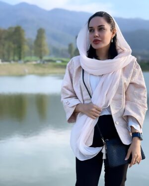 Maryam Qhajar Instagram - مهارت و آگاهی و دستاوردهای امروزم را مدیون تک تک چاه‌های عمیقی‌ام که به دفعات در آن‌ها افتادم و به مکافات بیرون آمدم. من مدیون روزهای سختی و تنهایی‌ام هستم و به عقب که نگاه می‌‌کنم و به یادآوریِ دشوارترین لحظات جهانم که می‌رسم؛ لبخند می‌زنم...
بدون شک اگر آن‌روزها نبودند، من الآن در این نقطه و با این میزان درایت و تجربه‌ی زیسته، نایستاده‌بودم و قامتِ همت و طاقتم، اینقدر بلند نبود!

#نرگس_صرافیان_طوفان #مريم_قجر #بازی #بازیگران #هنر #هنری #طبیعت #طبیعت_گردی #هنرمندان_ایرانی #زندگی #گرگان #سفر#جنگل #تئاتر #لبخند #من #بازیگر #بازیگران_زن #ايران