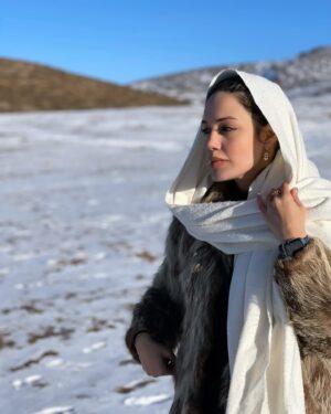 Maryam Qhajar Instagram - ‌
برف می بارید و ما خاموش
فارغ از تشویش 
نرم نرمک راه می رفتیم....

#مهدي_اخوان_ثالث #مريم_قجر #بازیگر #هنر #زن #سينما #تئاتر #برف #زمستان #بازیگران #بازی #بازیگران_زن #زندگی #هنری #بازیگران #من #گرگان #گلستان #طبیعت #طبیعت_گردی #اشعار #ايران #انرژی_مثبت #حس_خوب #آرامش #شمال #جنگل #زمستانه