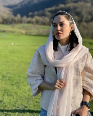 Maryam Qhajar Instagram - مهارت و آگاهی و دستاوردهای امروزم را مدیون تک تک چاه‌های عمیقی‌ام که به دفعات در آن‌ها افتادم و به مکافات بیرون آمدم. من مدیون روزهای سختی و تنهایی‌ام هستم و به عقب که نگاه می‌‌کنم و به یادآوریِ دشوارترین لحظات جهانم که می‌رسم؛ لبخند می‌زنم...
بدون شک اگر آن‌روزها نبودند، من الآن در این نقطه و با این میزان درایت و تجربه‌ی زیسته، نایستاده‌بودم و قامتِ همت و طاقتم، اینقدر بلند نبود!

#نرگس_صرافیان_طوفان #مريم_قجر #بازی #بازیگران #هنر #هنری #طبیعت #طبیعت_گردی #هنرمندان_ایرانی #زندگی #گرگان #سفر#جنگل #تئاتر #لبخند #من #بازیگر #بازیگران_زن #ايران