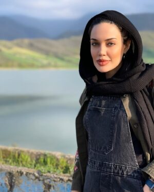 Maryam Qhajar Instagram - و باید زیست
چون درختی تک و آزاده
و چون جنگلی با یاران🪵

#مريم_قجر #بازیگر #بازیگران #زن #هنر #هنری #من #سفر #ايران #گرگان #گلستان_را_باید_دید #جنگل #شمال #طبیعت #طبیعت_گردی #زندگی #درخت #اشعار #تئاتر #سریال #انرژی_مثبت #حس_خوب #آرامش #استایل #مازندران #بازیگران_ایرانی