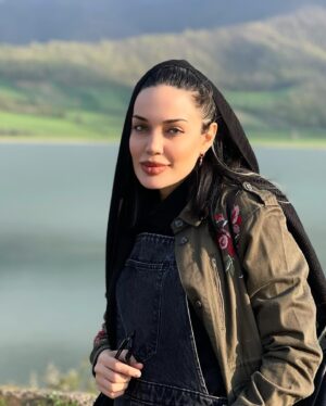 Maryam Qhajar Instagram - و باید زیست
چون درختی تک و آزاده
و چون جنگلی با یاران🪵

#مريم_قجر #بازیگر #بازیگران #زن #هنر #هنری #من #سفر #ايران #گرگان #گلستان_را_باید_دید #جنگل #شمال #طبیعت #طبیعت_گردی #زندگی #درخت #اشعار #تئاتر #سریال #انرژی_مثبت #حس_خوب #آرامش #استایل #مازندران #بازیگران_ایرانی
