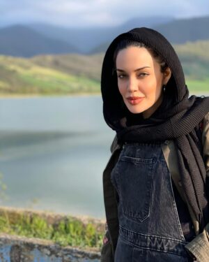 Maryam Qhajar Instagram - و باید زیست
چون درختی تک و آزاده
و چون جنگلی با یاران🪵

#مريم_قجر #بازیگر #بازیگران #زن #هنر #هنری #من #سفر #ايران #گرگان #گلستان_را_باید_دید #جنگل #شمال #طبیعت #طبیعت_گردی #زندگی #درخت #اشعار #تئاتر #سریال #انرژی_مثبت #حس_خوب #آرامش #استایل #مازندران #بازیگران_ایرانی