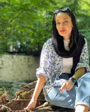 Maryam Qhajar Instagram - ‏همه خلاصه دنیای این روزهای ما این چند جمله است:

گویی مقدر شده بود که اینگونه زندگی کنیم
در میانِ همه چیز بلاتکلیف بمانیم
آنچه پیش می‌آید را دوست نداریم
و هر آنچه را دوست داریم پیش نمی‌آید...

#احمد_خالق_توفیق #مريم_قجر #بازیگر #سينما #گرگان #طبیعت #تئاتر #شمال #جنگل #بازیگران #بازی #ايران #گلستان #النگدره #ناهارخوران #طبیعتگردی #زندگی #زندگی_شاد #حس_خوب #انگیزشی #بازیگران_زن #هنرمند #هنرمندان_ایرانی