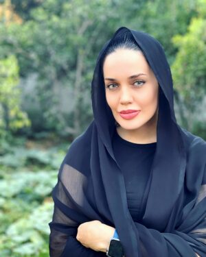Maryam Qhajar Instagram - پاییز کوچک من
دنیای سازش همه ی رنگ‌هاست
با یک دیگر
تا من نگاه شیفته‌ام را
در خوش‌ترین زمینه به گردش برم
و از درخت‌هاي‌ باغ بپرسم
خواب کدام رنگ
یا بی‌رنگی را می بینند
در طیف عارفانه پاییز؟🍂

#حسين_منزوى #مريم_قجر #بازیگر #تئاتر#سينما #زن #بازیگران #هنر #زندگی #هنری #ايران #پاییز #شمال #طبیعت #طبیعتگردی #طبیعت_زیبا #گرگان #گلستان #النگدره #خدا #آرامش #درخت #رنگ #اشعار #گردشگری #سفر #من #بازیگران_زن