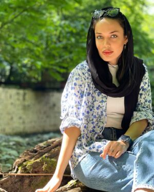 Maryam Qhajar Instagram - ‏همه خلاصه دنیای این روزهای ما این چند جمله است:

گویی مقدر شده بود که اینگونه زندگی کنیم
در میانِ همه چیز بلاتکلیف بمانیم
آنچه پیش می‌آید را دوست نداریم
و هر آنچه را دوست داریم پیش نمی‌آید...

#احمد_خالق_توفیق #مريم_قجر #بازیگر #سينما #گرگان #طبیعت #تئاتر #شمال #جنگل #بازیگران #بازی #ايران #گلستان #النگدره #ناهارخوران #طبیعتگردی #زندگی #زندگی_شاد #حس_خوب #انگیزشی #بازیگران_زن #هنرمند #هنرمندان_ایرانی