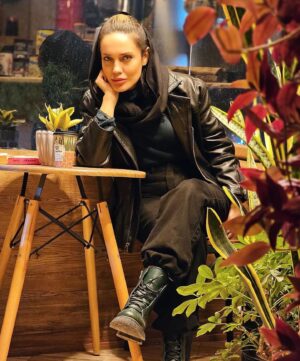 Maryam Qhajar Instagram - رها کن!
ندیدی آن‌که بیشتر فکر می‌کرد، غمگین‌تر بود؟؟!
@sansevieria.cafe 

#مريم_قجر #بازیگر #هنر #سينما #تئاتر #بازیگران #بازیگران_زن #هنری #قهوه #گل #اشعار #حس_خوب #آرامش #دوست #گرگان #گلستان #شمال #زندگی #من #انرژی_مثبت #غمگین #غم #لبخند #شاد #شادی #عکاسی