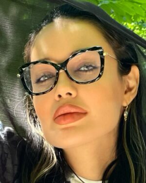Maryam Qhajar Instagram - ‏همه خلاصه دنیای این روزهای ما این چند جمله است:

گویی مقدر شده بود که اینگونه زندگی کنیم
در میانِ همه چیز بلاتکلیف بمانیم
آنچه پیش می‌آید را دوست نداریم
و هر آنچه را دوست داریم پیش نمی‌آید...

#احمد_خالق_توفیق #مريم_قجر #بازیگر #سينما #گرگان #طبیعت #تئاتر #شمال #جنگل #بازیگران #بازی #ايران #گلستان #النگدره #ناهارخوران #طبیعتگردی #زندگی #زندگی_شاد #حس_خوب #انگیزشی #بازیگران_زن #هنرمند #هنرمندان_ایرانی