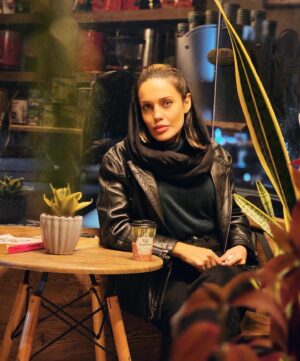 Maryam Qhajar Instagram - رها کن!
ندیدی آن‌که بیشتر فکر می‌کرد، غمگین‌تر بود؟؟!
@sansevieria.cafe 

#مريم_قجر #بازیگر #هنر #سينما #تئاتر #بازیگران #بازیگران_زن #هنری #قهوه #گل #اشعار #حس_خوب #آرامش #دوست #گرگان #گلستان #شمال #زندگی #من #انرژی_مثبت #غمگین #غم #لبخند #شاد #شادی #عکاسی