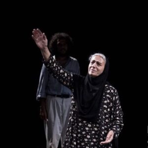 Maryam Boubani Instagram - #سُمیه!
#هایوما،
-میگُم همه ی چراغانه خاموش کردی؟
-نه یوما چراغ طارمی و اتاق عدنان روشنه .
-میگُم یعنی دارُم کور می شُم؟
-خدا اُو روزه نیاره یوما ، میبرمت دکتر خوب میشی.
-نه یوما دکتر میخوام چه کار.
-چقدگٰفتُمت گریه نکن.
«یوماگریه میکند»
-خو توکه هم شروع کردی، یوماعدنان سی اُشیش ساله شهید شده خو بس کُو. جنگ تمُوم شده.
- کو جنگ تمُوم شده؟ په اِی متروپول مگه نریخته، په اِی همه مردم مگه نمردن ، په اِی همه شیون اِ صب برا مُردنِ اِی مردم، عین جنگ نیس؟
ایم جنگه  یومافقط خودی زده مون.
«یوما شیله سیاهش را میکشد روی صورتش باسوزوگریه لالایی میخواند»
سمیه بلند میشود به سمت پنجره می رود، ماه درهاله ی خون رنگی از مه وغبار غوطه می خورد ، درقاب پنجره  نخلهایِ بی سرِ راست قامت در کنار نخلهایِ بازمانده درغبار وباد انگار مویه میکنند ،آنطرف آسمان ازشعله هایِ گاز آبادان به سرخی میزند، سمیه دستش را روی دهانش می گذارد تاصدای گریه اش خفه شودوهمانجا پای پنجره مچاله می شود. 
آرام باخودش :یوما بس کُو موحالُم خوب نیس،دلُم پُوکید.

چهار شنبه ۱۱خرداد سال فروریختن متروپل 
#آبادان🖤