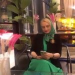 Maryam Kavyani Instagram - . غافلگیری آذین عزیزم، دلم نیامد خاطره نکنم… خیلی ها ،فقط یک دوست نیستند… وجودشان همیشه همراه ،قلب ماست… آذین عزیزم از همون جنس دوسته… این خاطره بازی رو دلم نیومد پست نکنم هر چند خودش پشت دوربینه ولی جاش تو قلب من محکمه 🧿✨❤️ ………….. #خاطره_بازی #دوست_ناب #مریم_کاویانی#کافه_رستوران @azin.ehrami