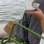 Maryam Kavyani Instagram - . همه ما سکوت در کنار برکه ایی خلوت با دمنوشی سلامت و وجدانی آسوده را آرزومندیم و این راحت ترین انتخاب خوشبختی است ……….. هر چنده دغدغه های روزمره که بیشترینش تورم و گرانیست اجازه این فرصت را از ما گرفته ولی ، آفرین به کسانی که مابین این دغدغه ها ساعاتی را به مغز و روحشان استراحت میدهند. ……………….. #مریم_کاویانی#مردم_شریف_ایران #دلنوشته#زندگی_خوب #دغدغه_مردم