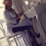 Maryam Kavyani Instagram - . 💕 سلام آنقدر این متن زیبا بود دلم راضی نشد تنهائی لذتش را ببرم گفتم کسایی که دوستشان دارم هم بخونن لذت ببرن 💓💓💓💓 ﻣﺎﻫﯽ ﻣﻮﻥ ﻫﯽ ﻣﯿﺨﻮﺍﺳﺖ ﯾﻪ ﭼﯿﺰﯼ ﺑﮕﻪ ﺗﺎ ﺩﻫﻨﺸﻮ ﺑﺎﺯ ﻣﯿﮑﺮﺩ ﺁﺏ ﻣﯿﺮﻓﺖ ﺗﻮ ﺩﻫﻨﺶ ﻭ ﻧﻤﯿﺘﻮﻧﺴﺖ ﺑﮕﻪ ... □ﺩﺳﺖ ﮐﺮﺩﻡ ﺗﻮ ﺁﮐﻮﺍﺭﯾﻮﻡ ﻭ ﺩﺭﺵ ﺁﻭﺭﺩﻡ ﺷﺮﻭﻉ ﮐﺮﺩ ﺍﺯ ﺧﻮﺷﺤﺎﻟﯽ ﺑﺎﻻ ﻭ ﭘﺎﯾﯿﻦ ﭘﺮﯾﺪﻥ ... ●ﺩﻟﻢ ﻧﯿﻮﻣﺪ ﺩﻭﺑﺎﺭﻩ ﺑﻨﺪﺍﺯﻣﺶ ﺍﻭﻥ ﺗﻮ، ﺍوﻧﻘﺪر ﺑﺎﻻ ﭘﺎﯾﯿﻦ ﭘﺮﯾﺪ که ﺧﺴﺘﻪ ﺷﺪ و ﺧﻮﺍﺑﯿﺪ! ○ﺩﯾﺪﻡ ﺗﺎ ﺧﻮﺍﺑﻪ ﺑﻬﺘﺮﯾﻦ ﻣﻮﻗیﺴﺖ ﺑﺬﺍﺭﻣﺶ ﺗﻮﯼ ﺁﮐﻮﺍﺭﯾﻮﻡ، ﻭﻟﯽ ﺍﻻﻥ ﭼﻨﺪ ﺳﺎﻋﺘﻪ ﺑﯿﺪﺍﺭ ﻧﺸﺪﻩ ... ﯾﻌﻨﯽ ﻓکر ﮐﻨﻢ ﺑﯿﺪﺍﺭ ﺷﺪﻩ ﺩﯾﺪﻩ ﺍﻧﺪﺍﺧﺘﻤﺶ ﺍﻭﻥ ﺗﻮ ﻗﻬﺮ ﮐﺮﺩﻩ ﺧﻮﺩﺷﻮ ﺯﺩﻩ ﺑﻪ ﺧﻮﺍﺏ! ■ﺍﯾﻦ ﺩﺍﺳﺘﺎﻥ ﺭﻓﺘﺎﺭ ﻣﺎ ﺑﺎ ﺑﻌﻀﯽ ﺍﺯ ﺁﺩﻡﻫﺎﯼ ﺍﻃﺮﺍﻑ ﻣﻮﻧﻪ ... ﺩﻭﺳﺸﻮﻥ ﺩﺍﺭﯾﻢ ... ﺩﻭﺳﻤﻮﻥ ﺩﺍﺭﻥ ... ﻭﻟﯽ ﺍﻭﻧﺎﺭﻭ ﻧﻤ‌ﯿ‌ﻔﻬﻤ‌‌ﯿﻢ! ﻓﻘﻂ ﺗﻮ ﺩﻧﯿﺎﯼ ﺧﻮﺩﻣﻮﻥ ﺩﺍﺭﯾﻢ ﺑﻬﺘﺮﯾﻦ ﺭﻓﺘﺎﺭ ﺭﻭ ﺑﺎ ﺍﻭﻧﺎ می‌کنیم. □استادی می‌گفت: صبح‌ها که دکمه‌های لباسم را می‌بندم، به این فکر می‌کنم که چه کسی آنها را باز خواهد کرد؟ خودم یا مرده شور؟! ●دنیا همین قدر غیر قابل پیش‌بینی است ... به آنهائى که دوستشان دارید بی بهانه بگوئيد: "دوستت دارم." ○بگوئيد: در این دنیای شلوغ، سنجاقشان کرده‌اید به دلتان. ■بگوئيد: گاهی فرصت با هم بودنمان کوتاه‌تر از عمر شکوفه‌هاست. بودن‌ها را قدر بدانيم، نبودن‌ها همين نزديكى است ...! □به تعداد آدمهای روی کره‌ی خاکی، تفاوت فکر و نگرش وجود دارد، پس: کسی که تفکرش با تو متفاوت است، دشمنت نیست؛ انسان دیگریست! وبگوئید که در این دنیای شلوغ پرماجرا دلتان جایگاه اوست . 🙏🌹 #مریم_کاویانی#متن_زیبا #دلنوشته_خاص